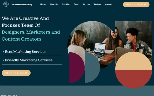 Site web d'une agence de marketing sur les réseaux sociaux créé avec Mobirise (thème SocialM5), vue ordinateur